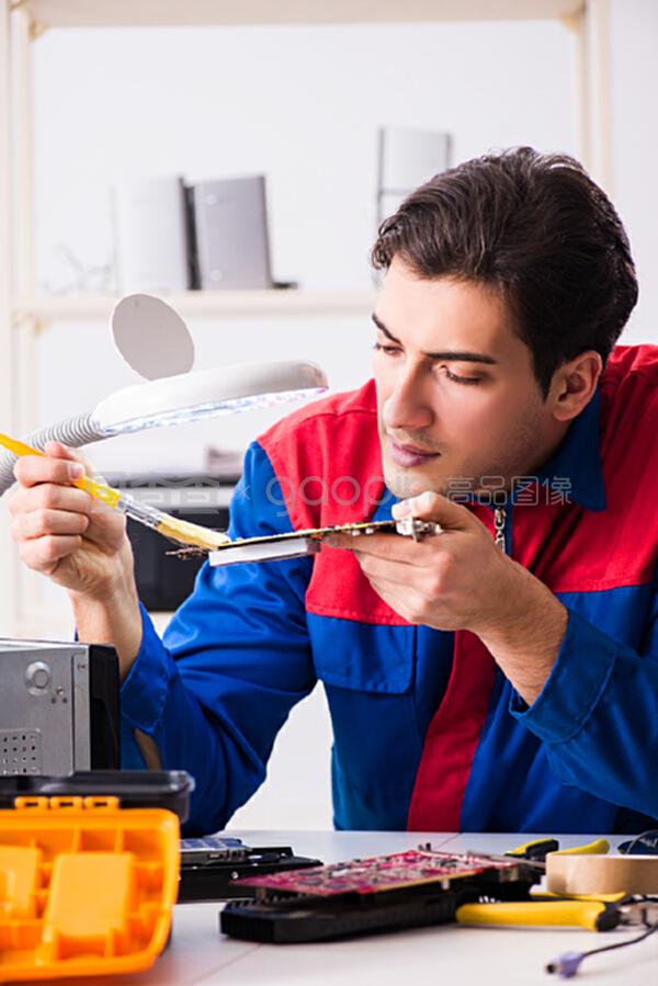 维修车间计算机的专业修理工 技术、挑战与价值